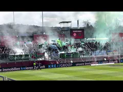 Würzburger Kickers vs. 1. FC Schweinfurt 05 - Stimmung mit Rauchtopf im Schweinfurter Block