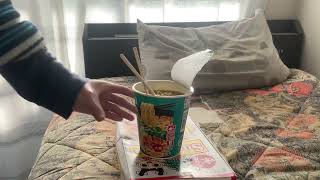 ファミマの横浜家系豚骨醤油ラーメンを食べる