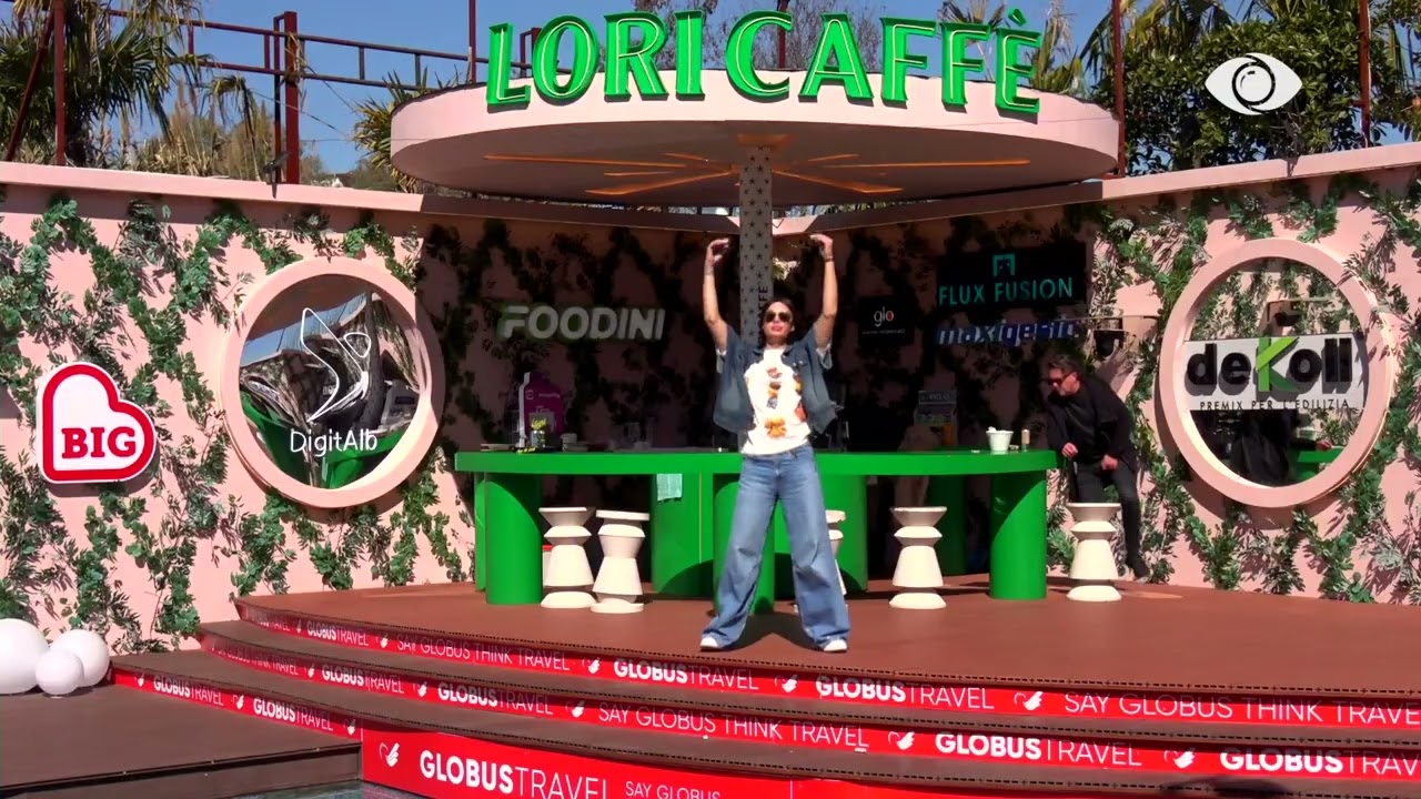 Amber nis ditën me energji duke kërcyer në oborr