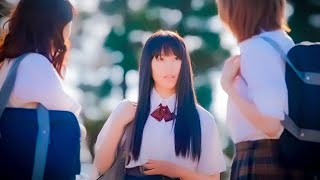 o cara mais bonito da turma acaba protegendo a novata zuada...