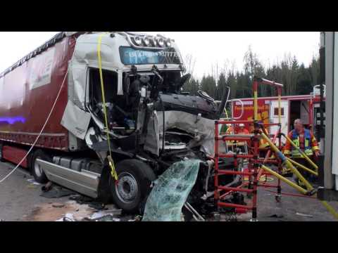 Folgeunfall auf A6: Lkw rast in Stauende – ein Toter