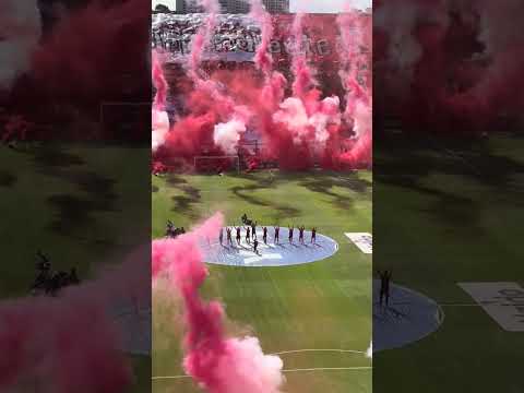 "Recibimiento de Independiente en el Clásico de Avellaneda 2025 #futbol" Barra: La Barra del Rojo &bull; Club: Independiente