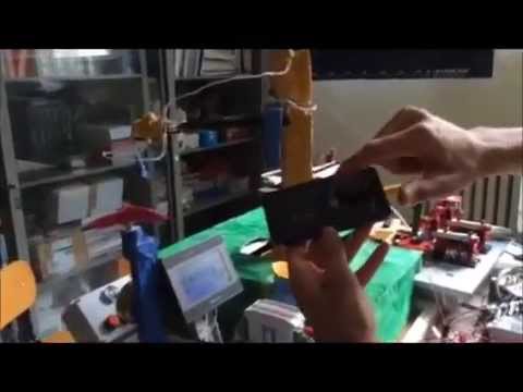 Sistema automatico con braccio robotico e PLC Elsist.