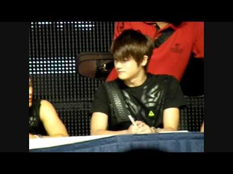 [Fancam] 110910 ZE:A Showcase Singapore - Fansign Part 1