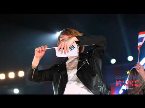 [FANCAM] 120407- Cute Onew wrapping korean flag & throwing to fans @ KW|\/| in |3angk0k