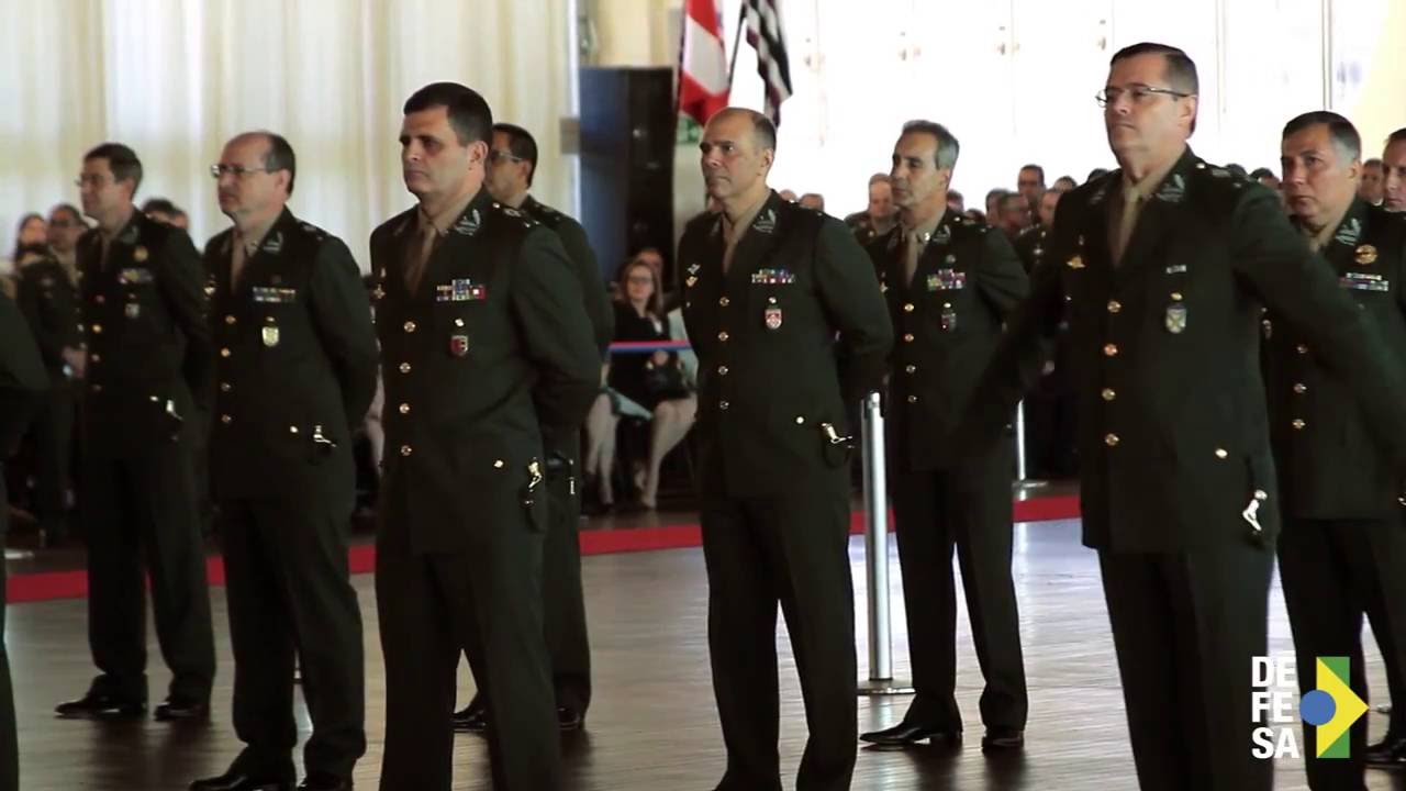 Entrega de espadas aos novos generais de brigada