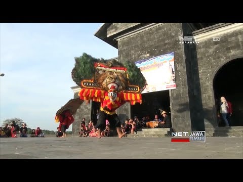 NET. JATIM - ATRAKSI DALAM NGABUBURIT BUDAYA DAN BUKA PUASA ALA KAMPUNG REOG