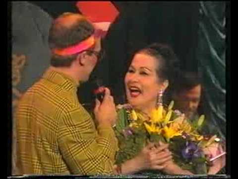 Yma Sumac gets furious and leaves the stage.