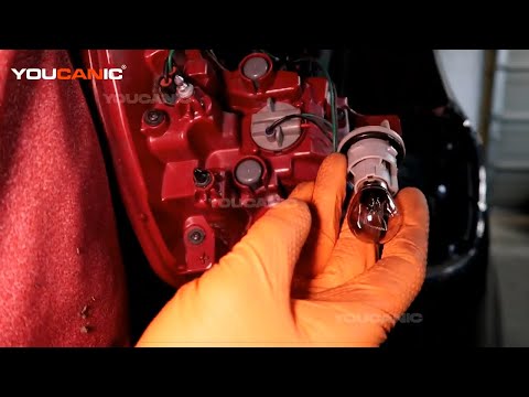 2015–2021 Kia Sedona – Rear Turn Signal Light Bulb Replacement
