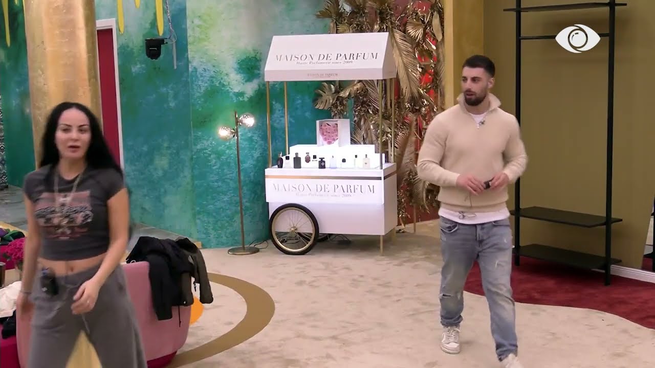 Sara dhe Meritoni imitojnë photo-shooting, si aparat fotografik përdorin mikrofonin