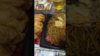 今日の晩御飯スーパーの焼きそばと稲荷稲荷は、味がしみて美味しい＃tetsuohiura＃今日の晩御飯＃スーパー＃焼きそば＃稲荷