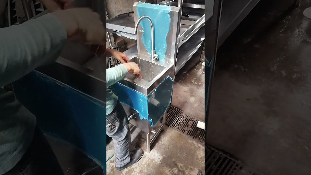 lavamanos de acero inoxidable con sistema automático ala rodilla..