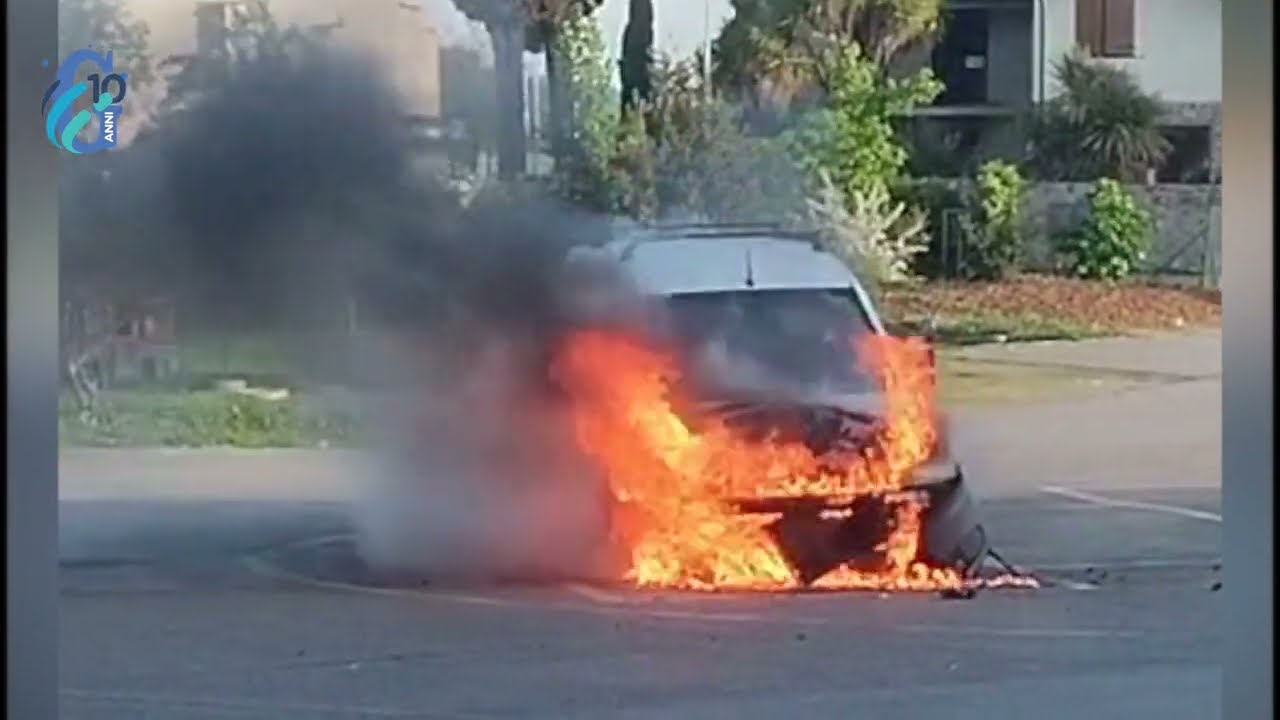 Incendio nel parcheggio: scende dall’auto e questa prende fuoco