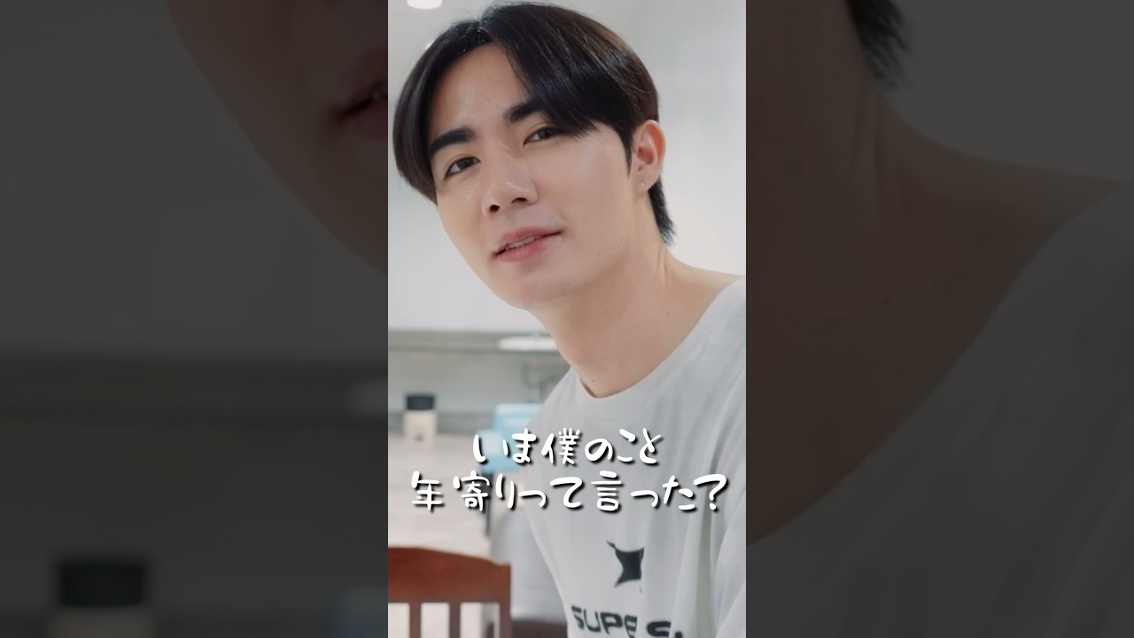 文句言いながらも彼女のメイクが終わるのを待つ彼氏