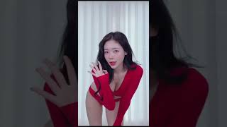 Gái xinh mặc bikini 2 mảnh màu đỏ chói như vậy đẹp  chưa?