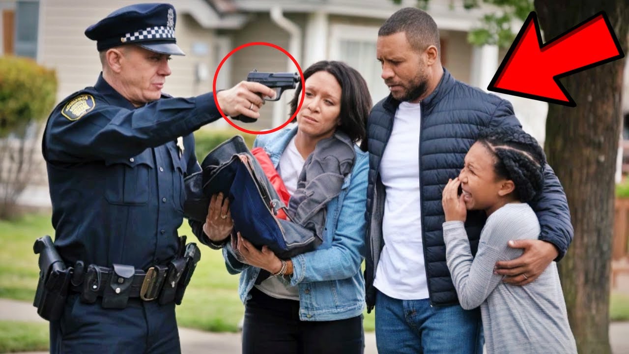 Les Noirs sont interdits dans cette ville, un Policier Raciste a arrêté injustement cette famille