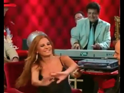 Juan Carlos Benzal acompañando a Sonia Monroy al piano su canción CONTIGO NO SERÁ