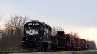 preview picture of video 'Two Maintaince Trains meet at Staunton, Illinois!! (11/16/2011) NS 946 & NS 914.'