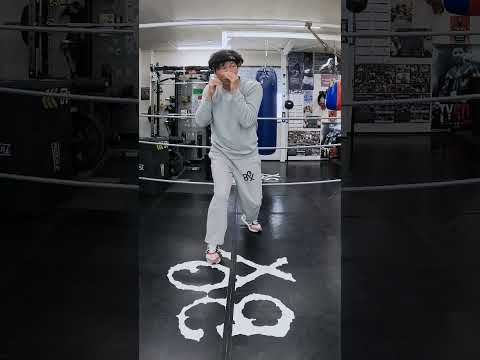 元ボクサーの44歳トレーナーが自宅でもできるシャドーボクシングの練習方法を解説1
