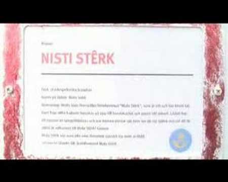 Nisti Stêrk dekorerar postlåda för Kurdistans barn