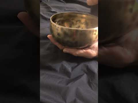 [A199] New Jambati singing bowl, ⌀12.8cm / 480g, 🔽 A#4 - 50c (453 Hz), 🔼 D#6 +23c (1250 Hz) — VAYU sounds