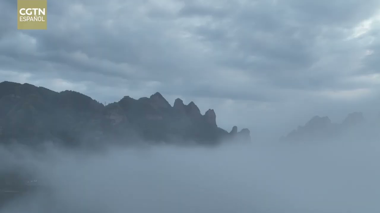 Wulingyuan, Zhangjiajie: Picos entre la bruma y un mar de nubes sobre el valle
