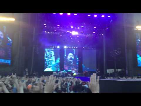 Dave Grohl entering scene with broken leg. Gothenburg 2015. Under pressure + Learn to fly