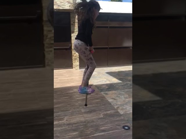 Vídeo relacionado con Relaxdays Pogo Stick Infantil, Palo Saltarín Acolchado, hasta 60 kg, Antideslizante, Exterior, 103 x 29 x 6 cm, Color a