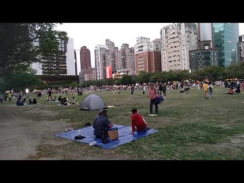 Taichung Civic Plaza, muitas pessoas podem comer no campo, e um amiguinho pode vir e pular na rua.