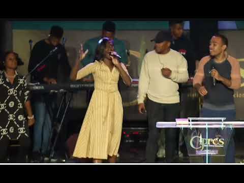 EL SANTO MONTADO EN SU CABALLO BLANCO COMANDA