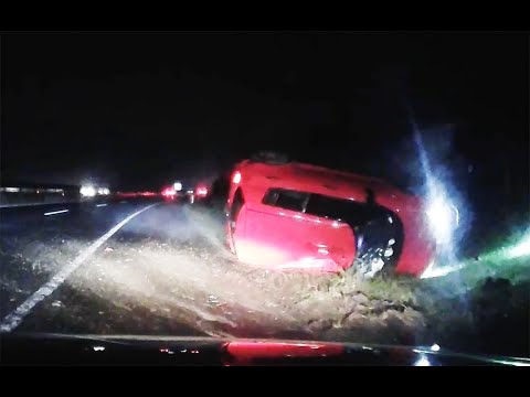 Videón, ahogy felborul egy Suzuki az M3-ason. Rengetegen próbáltak a sérülteknek segíteni