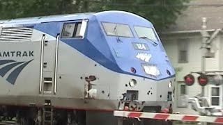preview picture of video 'Amtrak passing Main Street in Fairfield, IA, May 2005'