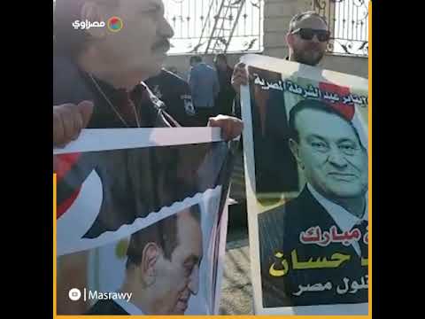 "وداعا مبارك".. مؤيدون يرفعون لافتات حبآ لمبارك من أمام مسجد المشير