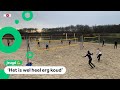 Brr! Kinderen volleyballen in de kou op het strand