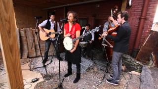 Abigail Washburn - Chains (Live in an Alley)