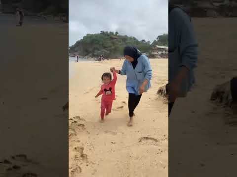 berlari di pantai watu lawang gunung kidul