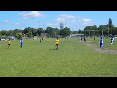 Elinkwijk rukt op en schiet net naast.