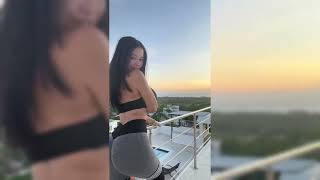 セクシー女優の二羽紗愛さん並の超グラマースタイルな爆乳美女が下乳丸出しビキニ姿で登場！