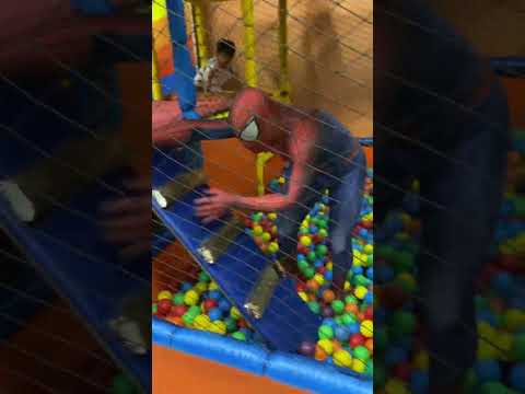 Homem aranha o amigo da criançada.       #personagemvivo #shorts #marvel #homemaranha   #viralshorts