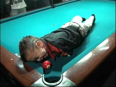 DAUS MINI LAWAN BOLA BILLIAR (DON'T TRY THIS AT HOME!)