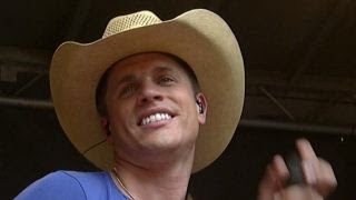 Dustin Lynch performs &#39;Wild in Your Smile&#39;