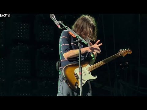 John Frusciante Had To Stretch His Fingers In The Middle Of The Guitar Solo! (Australia 2023)