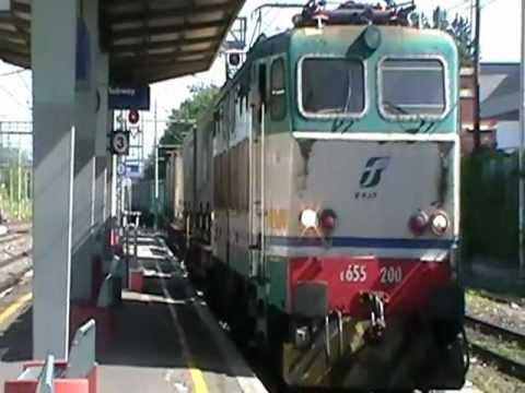 E655.200 con merci con container Trenitalia in partenza da Pomezia