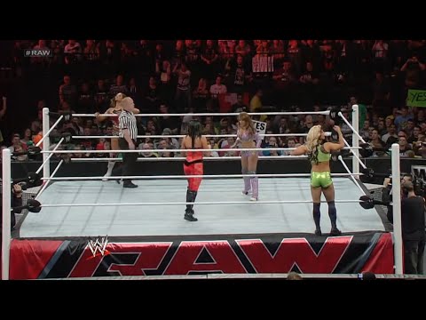 Lucha Completa: Eve & Aksana Vs Kaitlyn & Layla - WWE Raw 05/11/2012 (En Español)