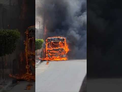 ônibus pega fogo no início da tarde desta segunda no centro de Nazaré da mata Pernambuco.