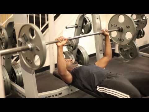 The Difference Between a Chest Press Machine & a Bench Press