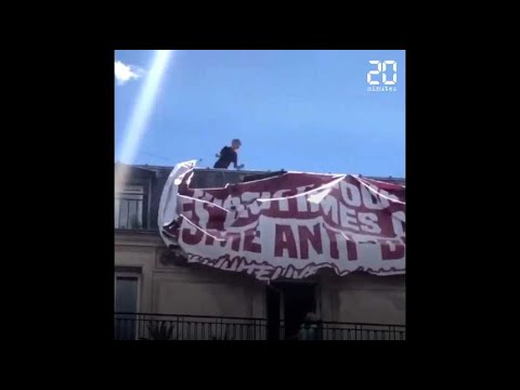 Un jeune homme escalade un immeuble pour décrocher une banderole de Génération Identitaire