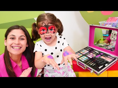 Çocuk videoları. Ayşe ve Ümit çocuk şenliğinde Defne'nin yüzünü boyuyor. Kız oyunları