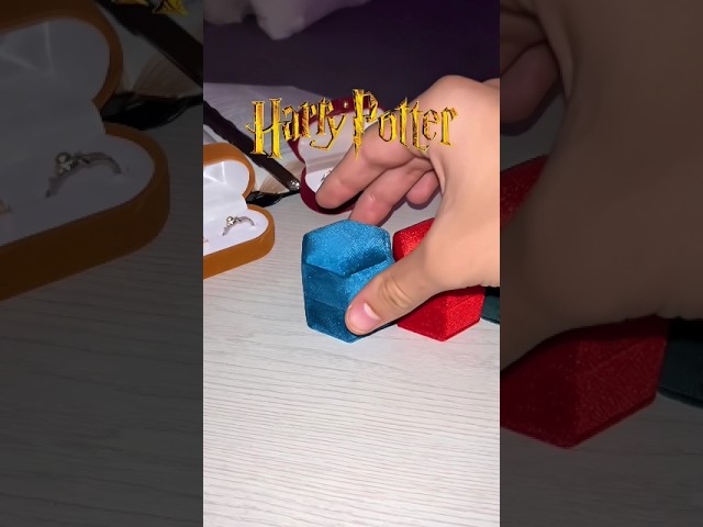Vídeo relacionado con Cinereplicas - Harry Potter - Guantes - Mitones Removibles - Mitones de Pantalla táctil - Licencia Oficial - Casa Ravenclaw - Azul y Gris
