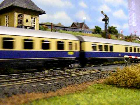 Rheingold TEE Zug alte Farbe fährt auf der Clubanlage des MBC-Kassel e.V.